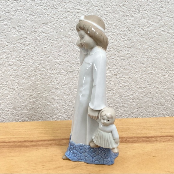 Vintage D’ART S.A. Blue/White Porcelain Sleepy Girl Holding Teddy Bear Figurine - Picture 3 of 15